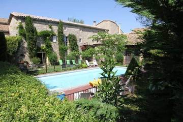 Gîte pour 15 personnes, avec jardin et jacuzzi à Saint-Césaire-de-Gauzignan