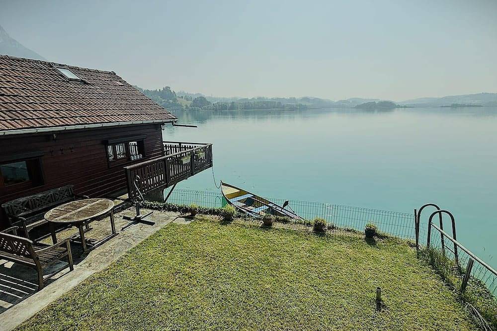 Rare petit chalet sur le lac, barque à rames, clim in Aiguebelette-le-Lac, Chambéry region