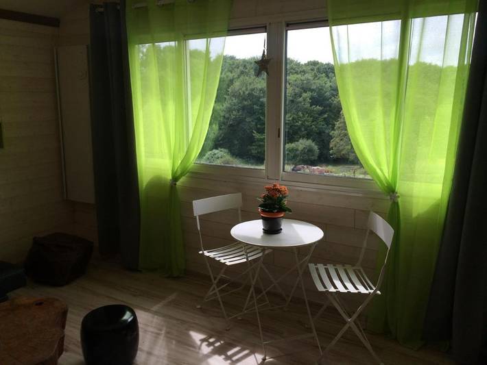 Gîte pour 5 personnes, avec terrasse ainsi que vue et jardin à Labretonie