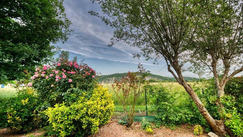 Location de vacances pour 6 personnes, avec jardin ainsi que piscine et vue à Lanzac - 2