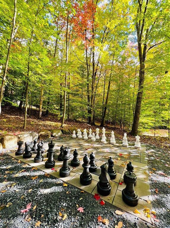 Kundenspezifisches Ferienhaus mit weitläufigen Unterhaltungsmöglichkeiten im Freien sowie einer Bootsrutsche in Newbury (NH), Lake Sunapee