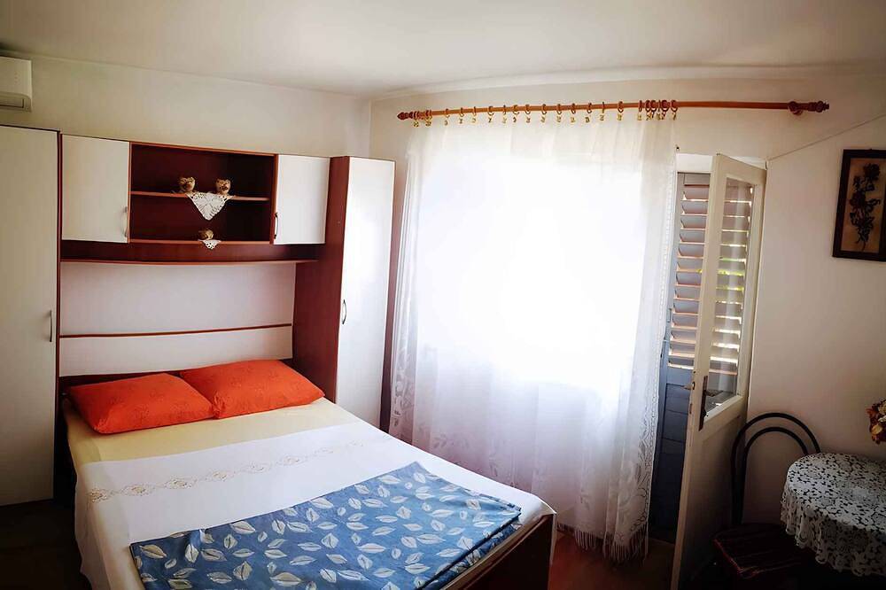 Cijeli apartman, Holiday apartment with sea view 50 metres from the beach in Karlobag, Velebit Nature Park