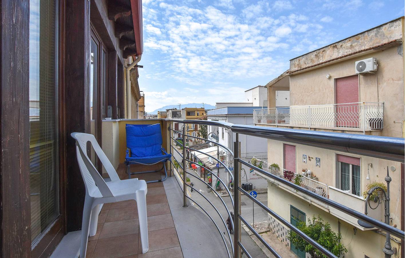 Entire vacation apartment, Cozy Apartment with Wi-Fi, Terrace & 1.5km to El Pam Pam Beach in Trappeto, Palermo Province