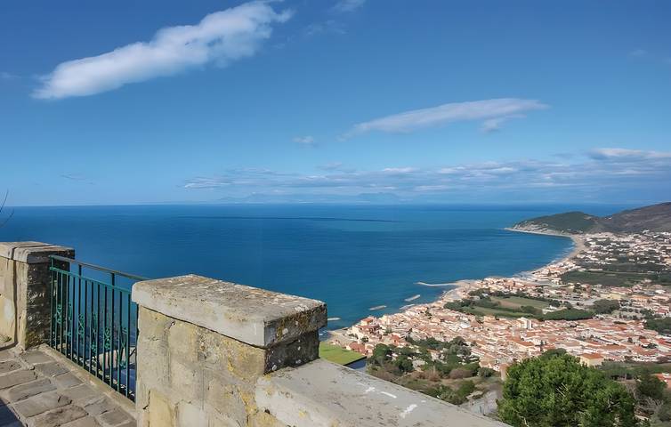 Ferienwohnung für 5 Personen, mit Balkon und Garten in Cilento