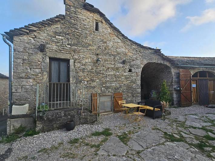 Location de vacances pour 7 personnes, avec terrasse à Saint-Georges-de-Lévéjac - 2