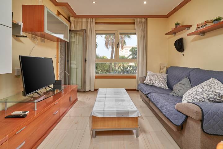 Entire apartment, Apartment "Mediterráneo El Real" with Mountain Views, Shared Pool and Wi-Fi in Los Boliches, Fuengirola