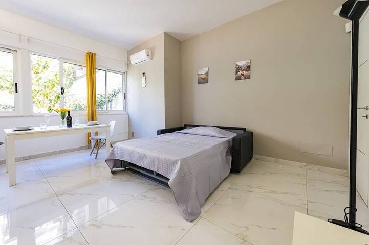 Ganze Wohnung, GuestHost - Charmantes 64 qm Apartment, ideal für drei Personen, im Zwischengeschoss eines Gebäudes ohne Aufzug. Die Unterkunft liegt privilegiert nahe der Piazza della Rinascita, dem Zentrum des Stadtlebens in Pescara, nur einen Steinwurf entfernt in Pescara, Pescara Provinz