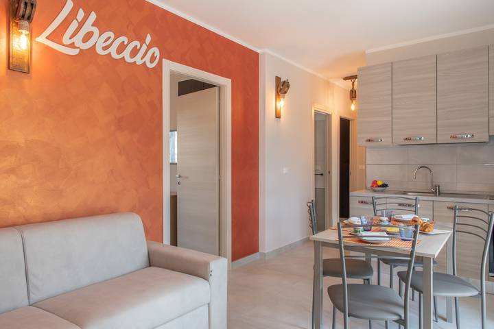 Appartamento intero, Appartamento 'Libeccio' con balcone, Wi-Fi e aria condizionata in Loano, Riviera di Ponente
