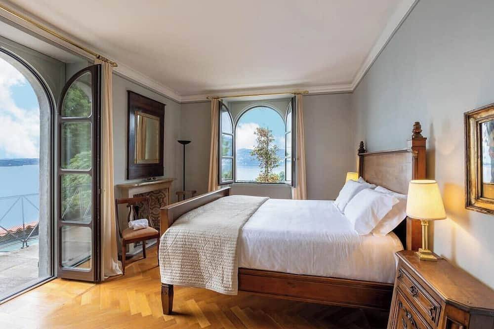Villino San Remigio - 9 Bedrooms 18 Pax in Verbania, Comune di Verbania