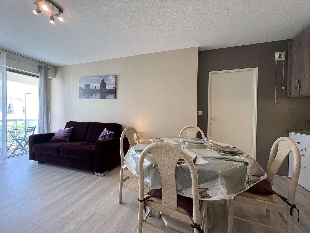 Apartamento entero, Estudio acogedor cerca de la playa con balcón y aparcamiento en La Rochelle in La Rochelle, Región de La Rochelle