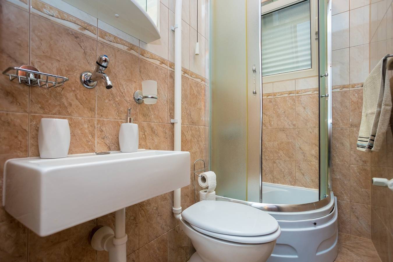 Ganze Wohnung, Kleines Apartment für 2 mit Wlan und Klimaanlage in Malinska in Malinska-Dubašnica, Krk