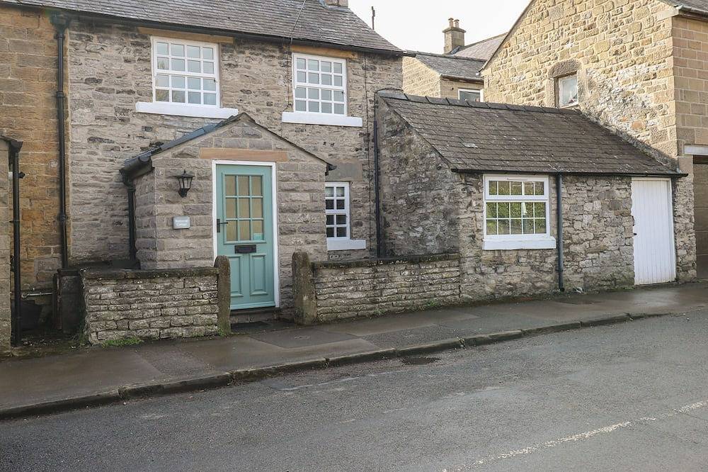 Buttercup Cottage, pet friendly, with open fire in Great Longstone in Great Longstone, Derbyshire