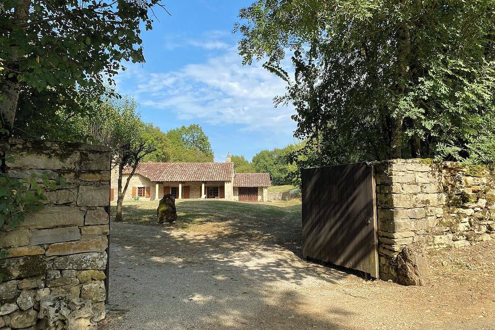 House 160 m2 on 6000 m2, sleeps 12 Private garden + shared swimming pool in Espinas (Tarn y Garona), Macizo Central