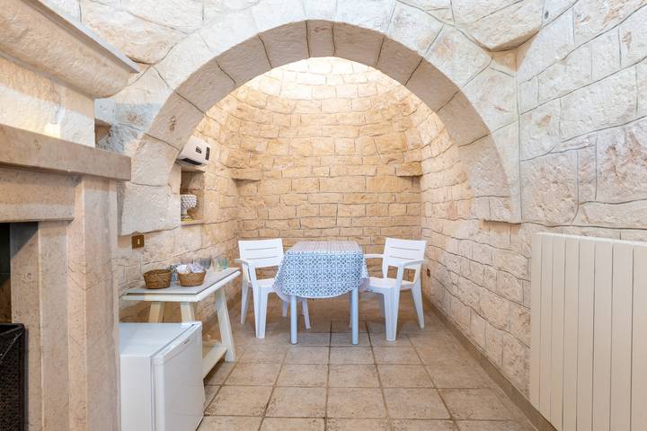 Trullo 'Mele' with Private Garden and Air Conditioning in Martina Franca, Taranto provins