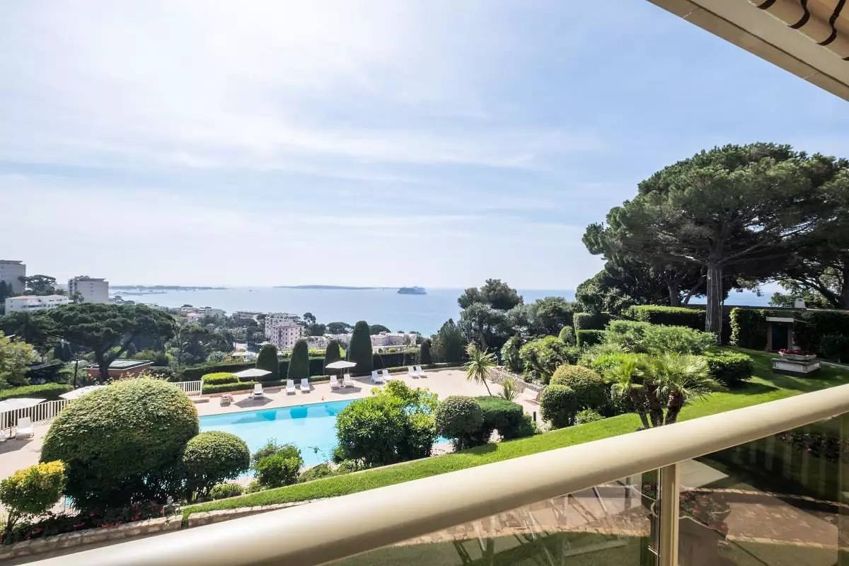 Appartement entier, 3P, terrasse aménagée, piscine, vue sur les îles in Cannes La Bocca, Cannes