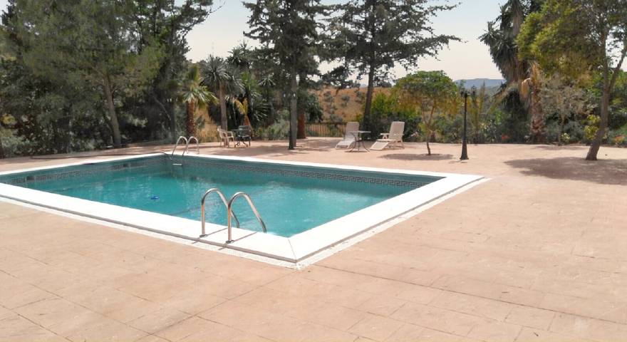 Chalet para 16 personas, con terraza además de piscina y jardín en Puerto de la Torre