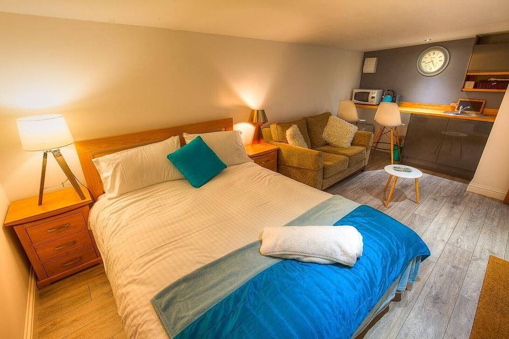1 Bed Cabin. Parking. Private & secure Garden. Pets welcome. Nr to beaches/walks in Cornwall