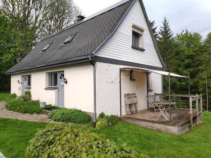 Location de vacances pour 4 personnes, avec vue et jardin ainsi que sauna et piscine, animaux acceptés à Égliseneuve-d'Entraigues