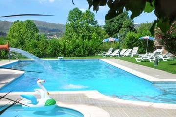 Gîte pour 5 personnes, avec jardin et piscine ainsi que balcon et jacuzzi dans Pedraça