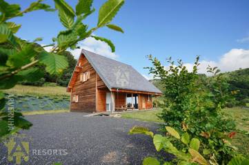 Chalet pour 6 personnes, avec jardin ainsi que vue et terrasse à Chambon-sur-Lac