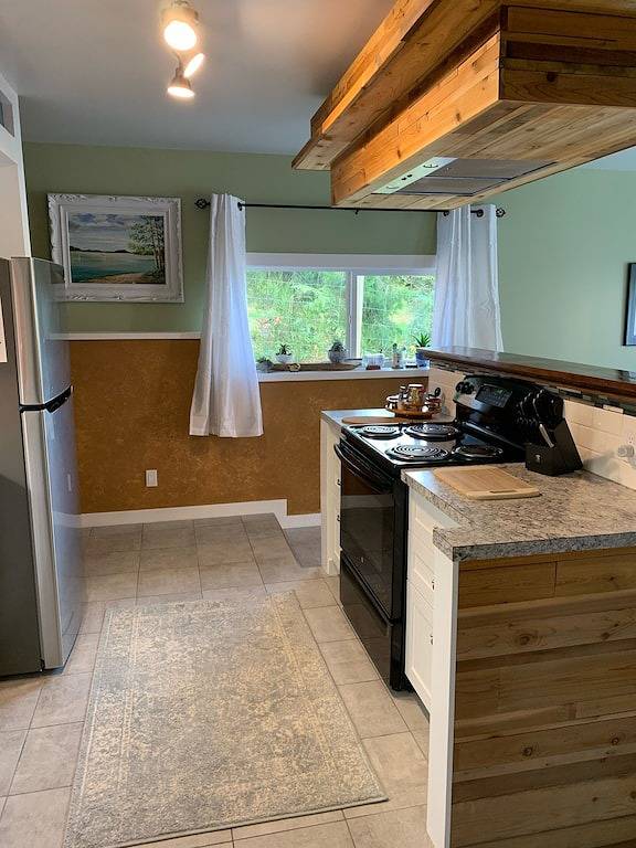Luxury Cottage with Hot Tub in North Cowichan, Cowichan Valley Regional District