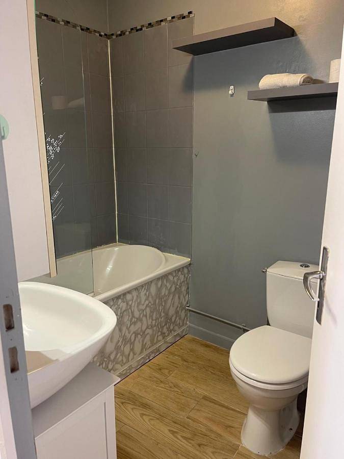 Appartement entier, One-Bedroom Apartment in Épernon, Région de Chartres