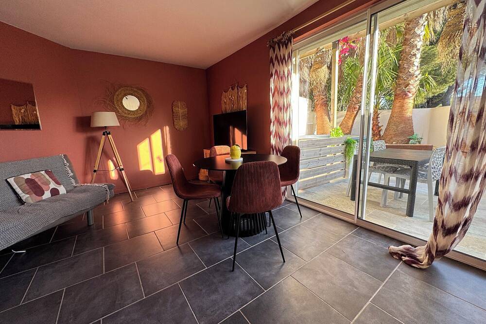 Entire apartment, Casa Jungle, Jacuzzi, Sauna, massage table by the sea in Sausset-les-Pins, Mediterranean Coast (France)