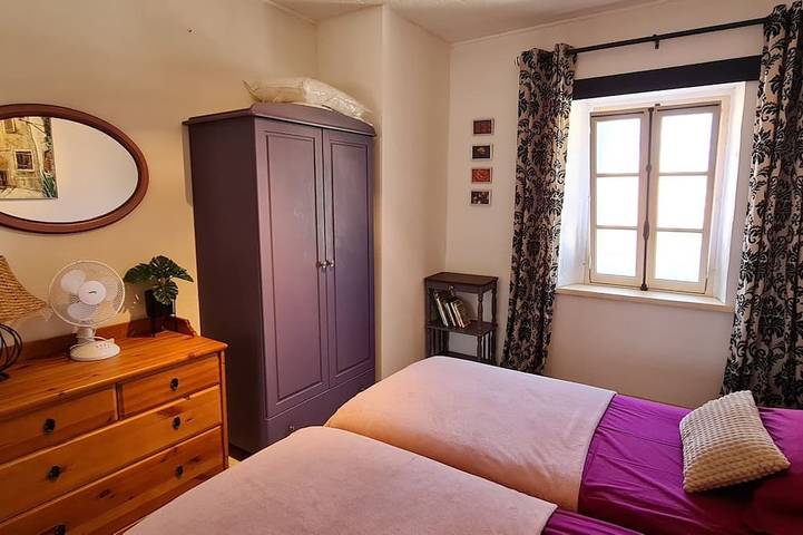 Ganze Wohnung, Die Oustal Delcastèl, Möbliert sehr komfortabel mit großen Südterrasse und Grill in Puichéric, Carcassonne und Umgebung