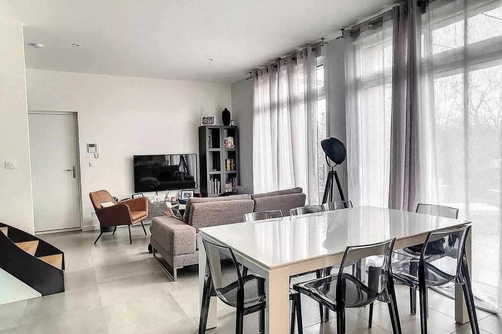 Appartement entier, Three-Bedroom Apartment in Neuville-sur-Saône, Lyon et ses environs