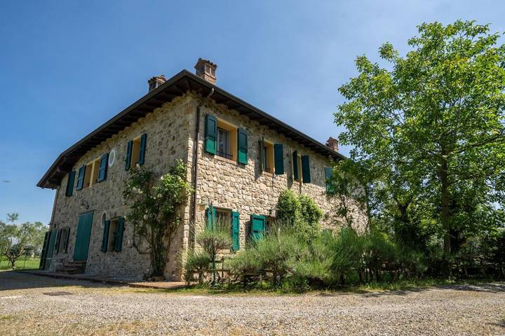 Agriturismo per 2 persone, con panorama e giardino nonché terrazza in Valsamoggia