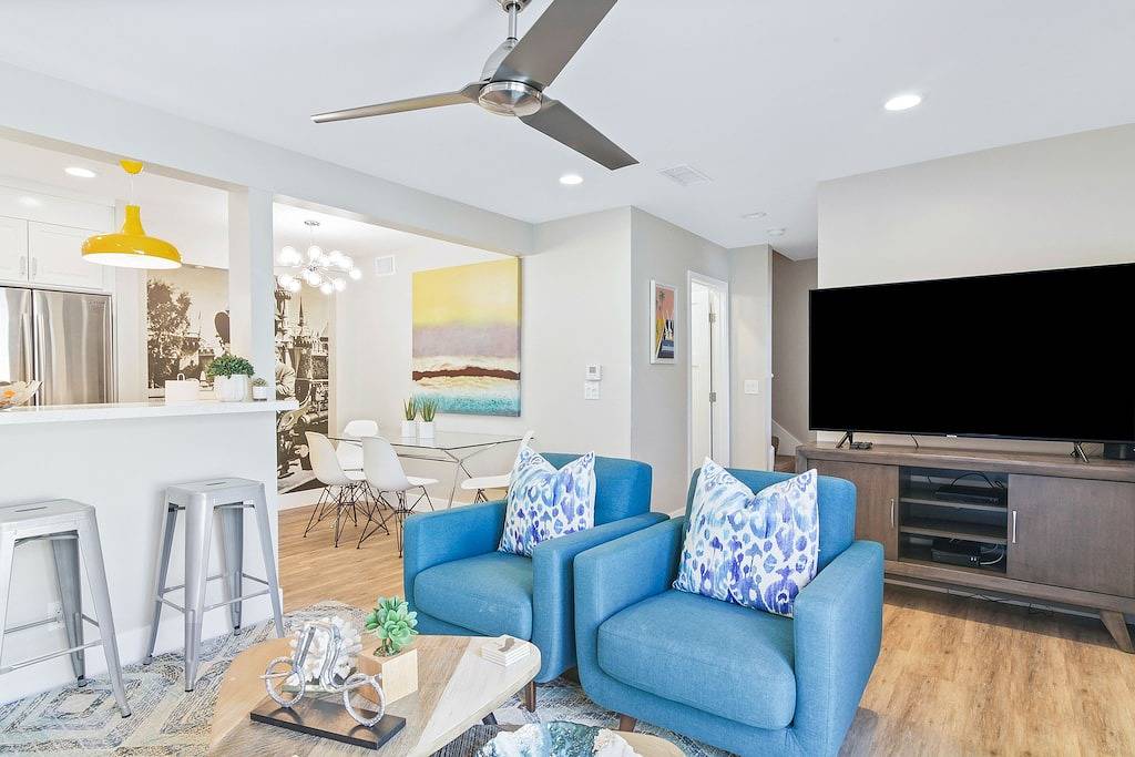 Ganze Wohnung, Newly renovated condo, closest walk to theme parks - pools & hot tub on-site in Anaheim, Orange County