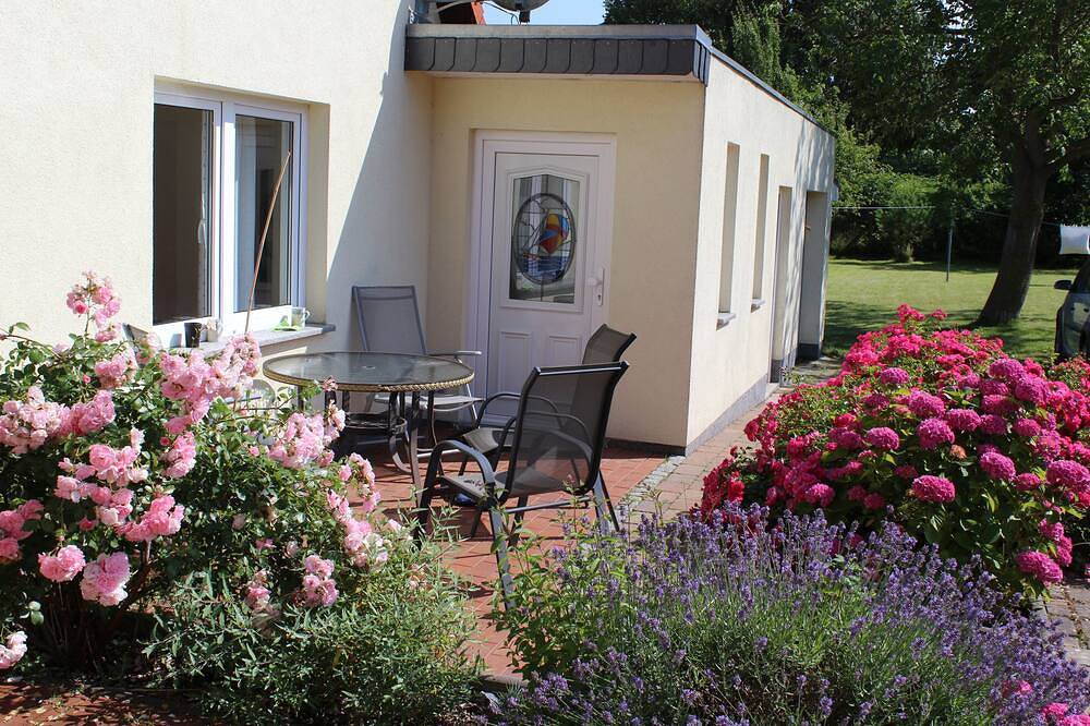 Pequeña cabaña aislada en una gran pradera y la huerta de la tierra in Lauterbach (Rügen), Putbus