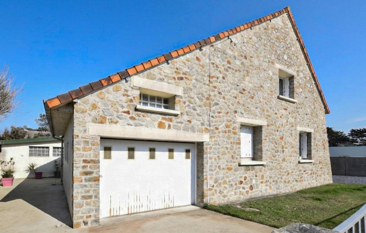 Appartement confortable de 110 m² avec jardin, Wi-Fi et accès à la plage à 500 mètres in Bretteville-sur-Ay, Région de Coutances