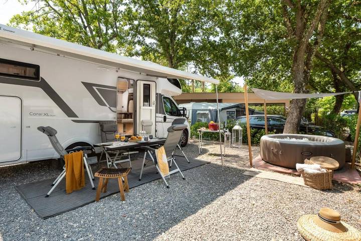 Camping für 5 Personen, mit Pool und Sauna sowie Ausblick in Funtana
