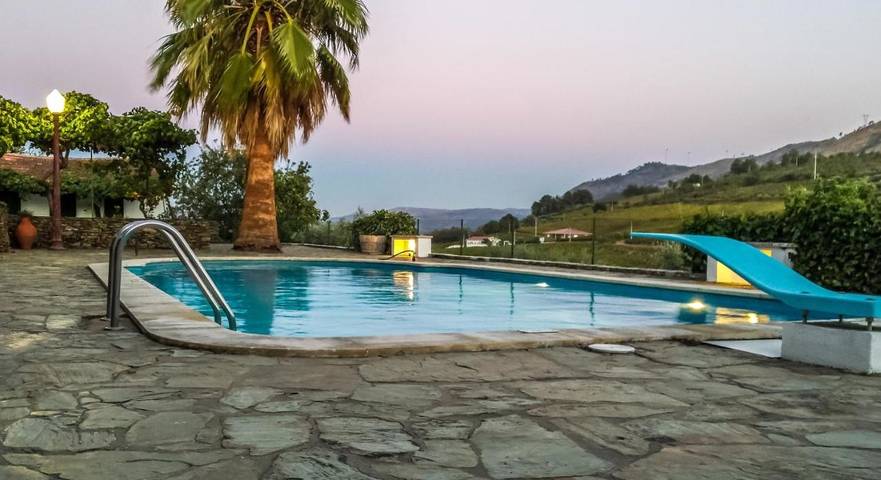 Location de vacances pour 6 personnes, avec piscine et jardin dans Tabuaço