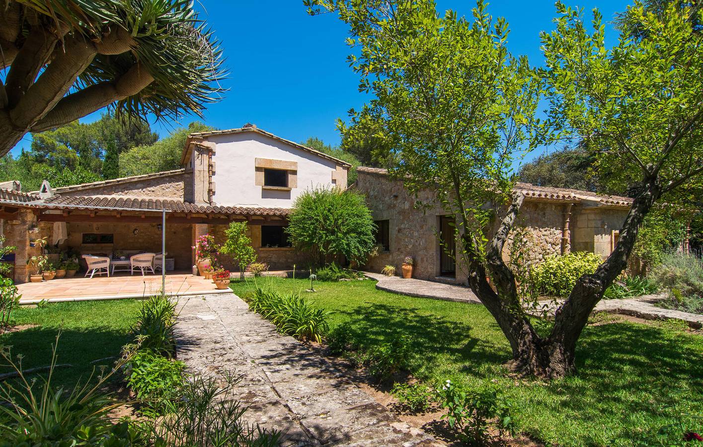 Cozy Apartment with Pool and Terrace, 2km to Cala Molins Beach in Port de Pollença, Pollença