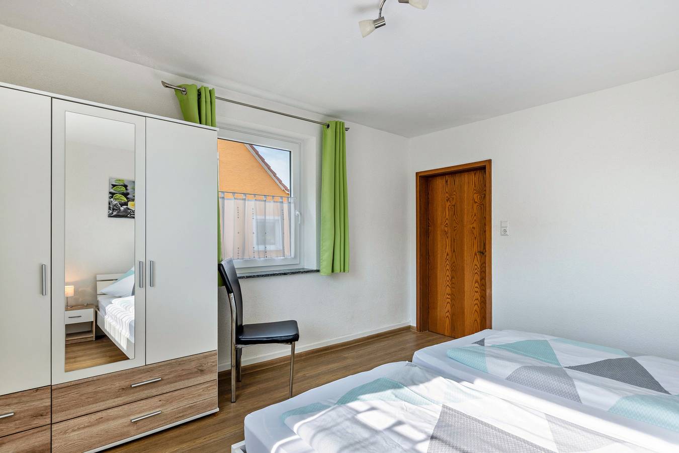 Ganze Wohnung, Ferienwohnung 'Hewenpanorama 2' mit Bergblick, gemeinsamer Terrasse und Wlan in Engen, Hegau