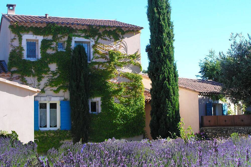 Charme double  climatisée Tournesol-Terrasse-Lacoste Luberon Provence in Lacoste, Parc naturel régional du Luberon