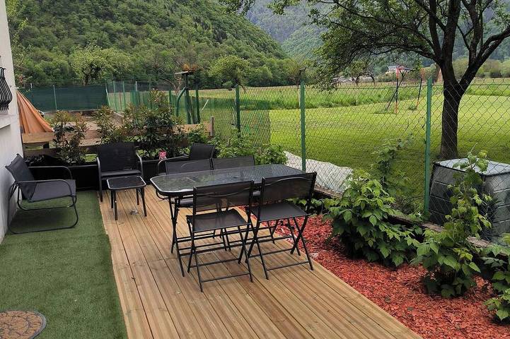 Gîte pour 4 personnes, avec terrasse ainsi que jardin et jacuzzi à La Bâthie