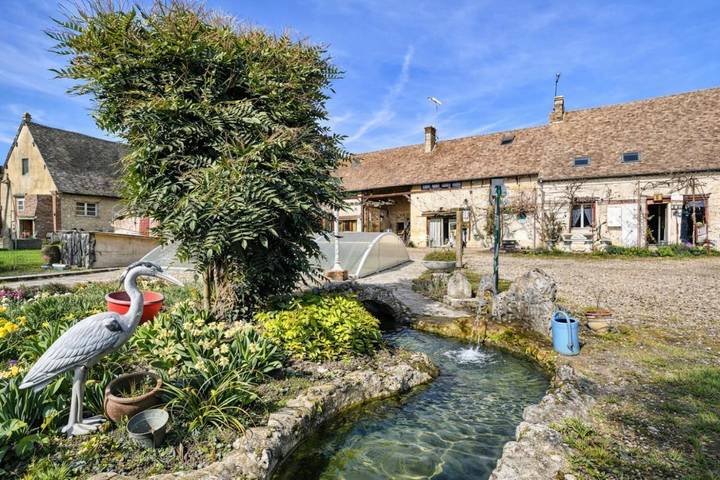 Location de vacances pour 6 personnes, avec Terrasse et Jardin ainsi que Piscine et Vue à Fontaine-sous-Jouy