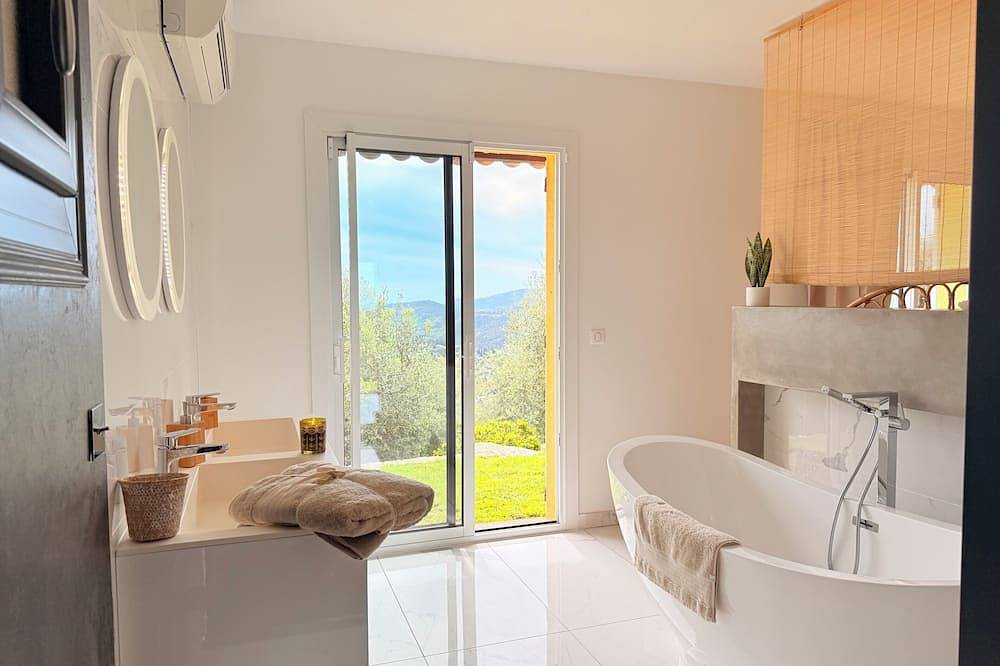 Plen Souleu High Standing Villa, pool,  Jacuzzi, Sauna and Airco By Sunset in Cabris, Cannes region