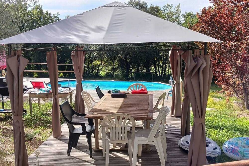 Atypical house with swimming pool in Luberon Cigales & Lumière in La Bastide-des-Jourdans, Parque natural regional del Luberon