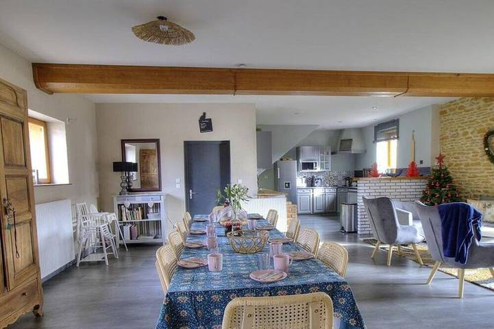 Maison d’hôte pour 29 personnes, avec jardin et piscine dans Beaujolais