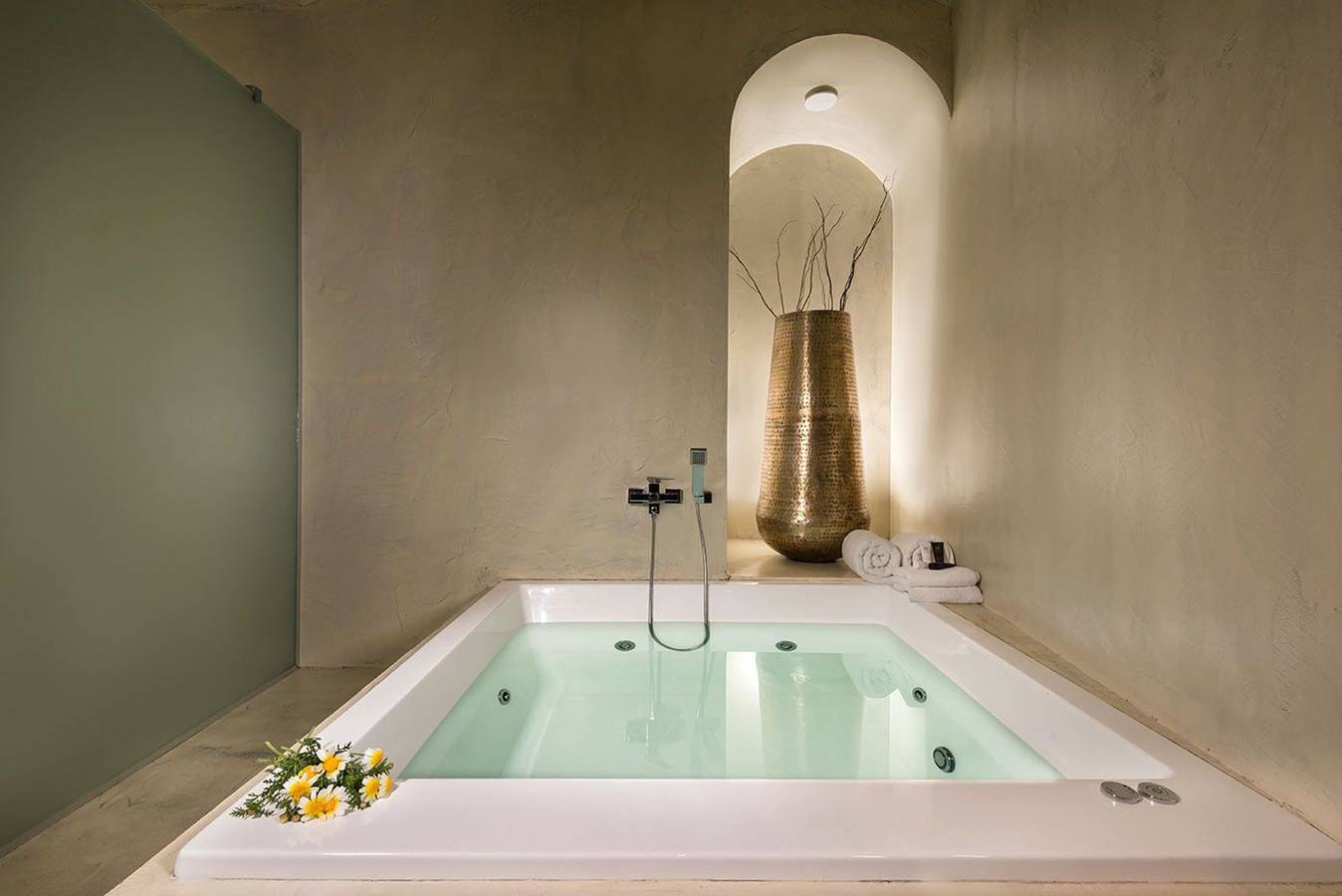 (w) Magical Blu Executive Cave Suite with Heated Jacuzzi in Firostefani, Thera