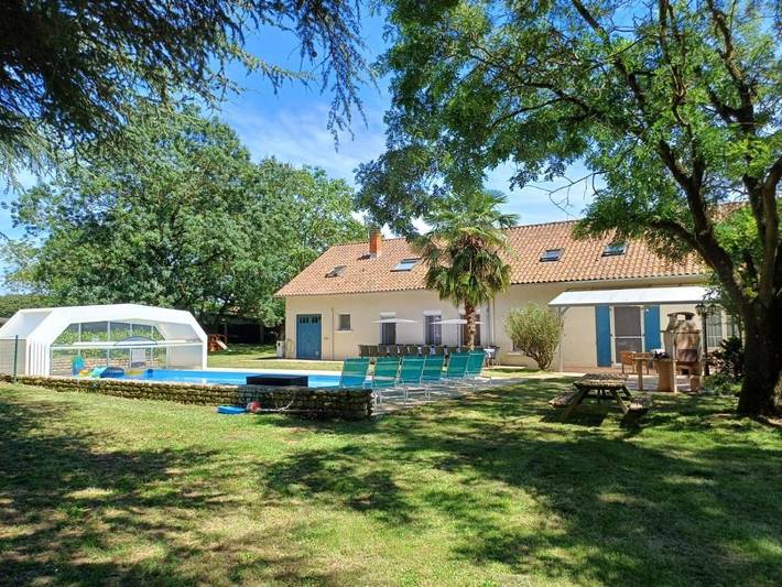 Gîte pour 26 personnes, avec vue ainsi que jardin et piscine à Rom