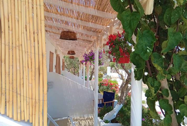 Maison d’hôte pour 2 personnes, avec jardin ainsi que terrasse et vue dans Milos