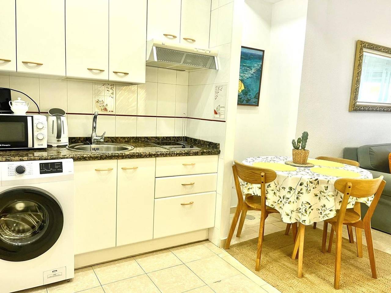 Ganze Ferienwohnung, Ferienwohnung für 4 Personen mit Balkon in El Barrio, Alicante