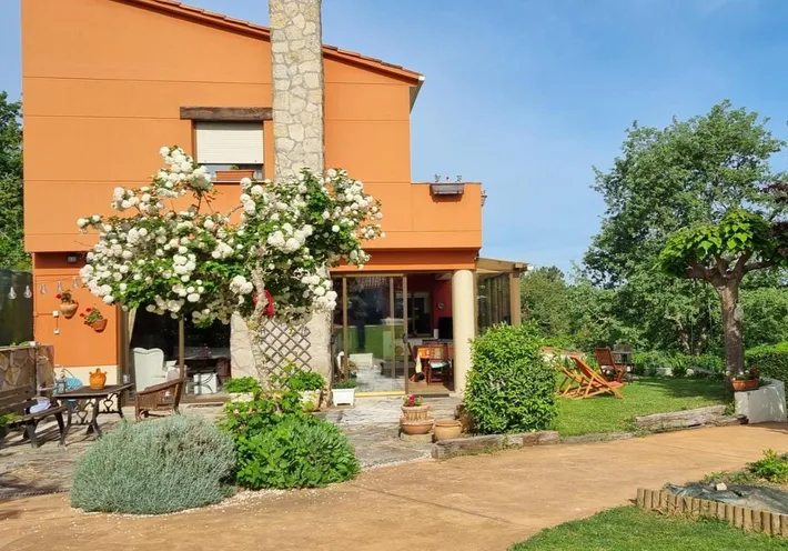 Ferienhaus für 7 Personen, mit Garten und Pool sowie Ausblick und Terrasse, mit Haustier - 1