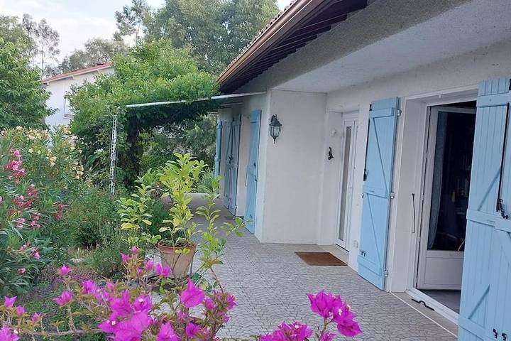 Location de vacances pour 6 personnes, avec piscine ainsi que vue et jardin à Saint-Jory - 2