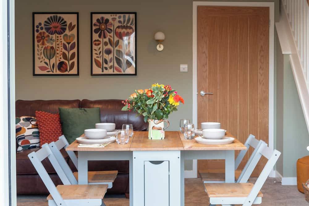 2 bedroom, 10 minute walk to city centre. Parking and outside space. in Wells, Somerset